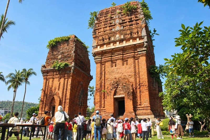 Giao lưu với nghệ sĩ tuồng dưới chân tháp cổ.