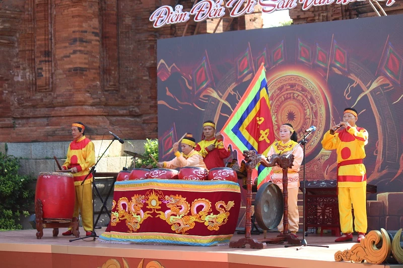 Biểu diễn trống trận Quang Trung. 