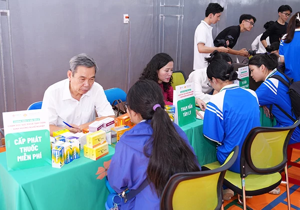 Phát thuốc miễn phí và tham vấn tâm lý cho các học sinh trường THPT Ngô Quyền.