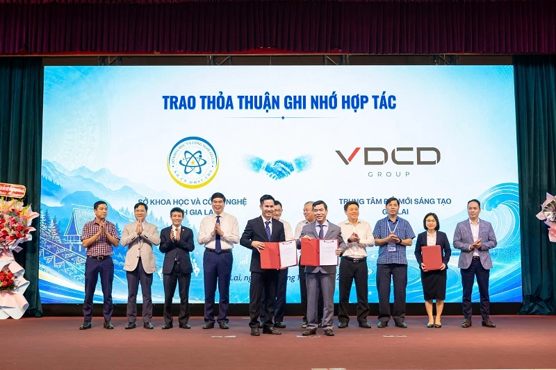 Sở Khoa học và Công nghệ tỉnh Gia Lai cùng VDCD Gia Lai trao thỏa thuận ghi nhớ hợp tác. 