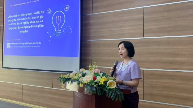 Bà Lê Thị Thu Hiền - Phó Giám đốc Sở Khoa học và Công nghệ Hà Nội trình bày tham luận về chính sách và kinh nghiệm của Hà Nội trong thu hút nhà đầu tư, chuyên gia và hỗ trợ doanh nghiệp khoa học và công nghệ, doanh nghiệp khởi nghiệp sáng tạo. Ảnh: HT.