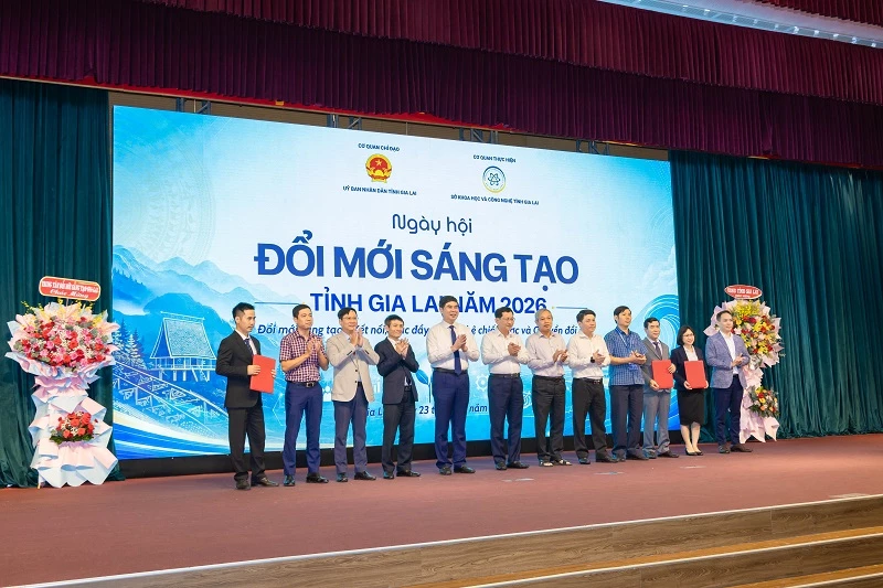 Lãnh đạo tỉnh Gia Lai chứng kiến và chúc mừng Sở Khoa học và Công nghệ trao thỏa thuận ghi nhớ hợp tác với Trung tâm Khởi nghiệp sáng tạo TP Hồ Chí Minh (SIHUB) và Trung tâm Đổi mới sáng tạo Gia Lai. 