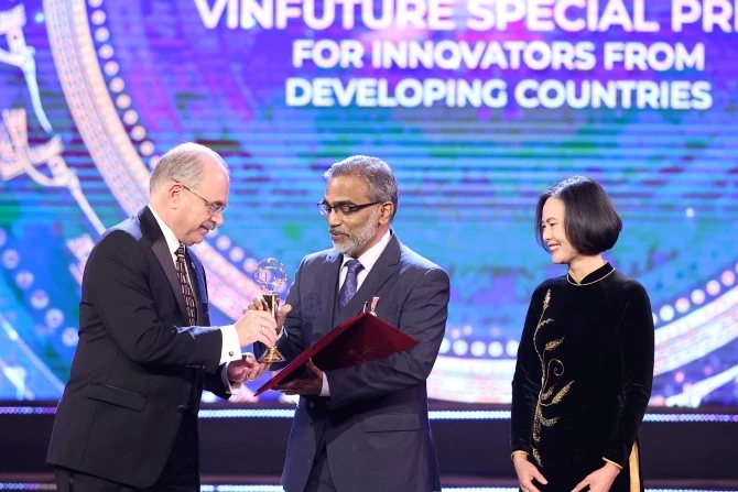 GS. Thalappil Pradeep nhận Giải Đặc biệt VinFuture 2022 dành cho Nhà khoa học đến từ các nước đang phát triển. (Ảnh: VFP)