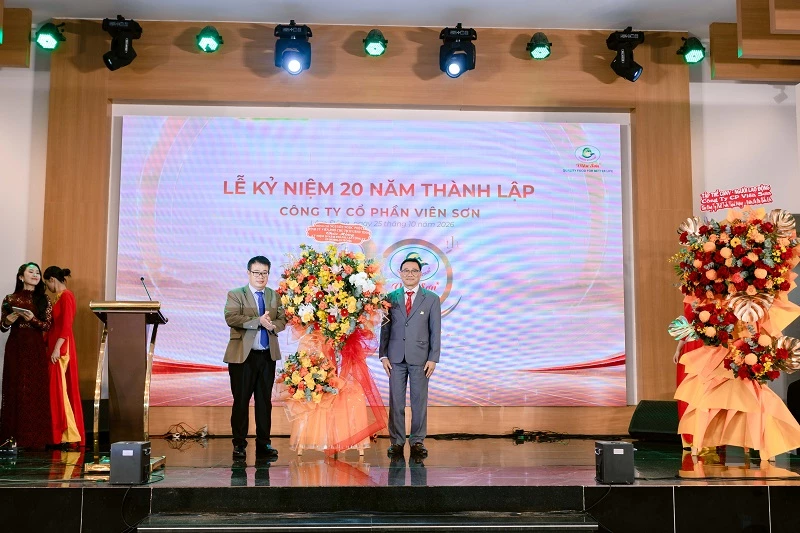 Ông Nguyễn Ngọc Phúc - Phó Chủ tịch UBND tỉnh Lâm Đồng tặng hoa chúc mừng Công ty Cổ phần Viên Sơn.