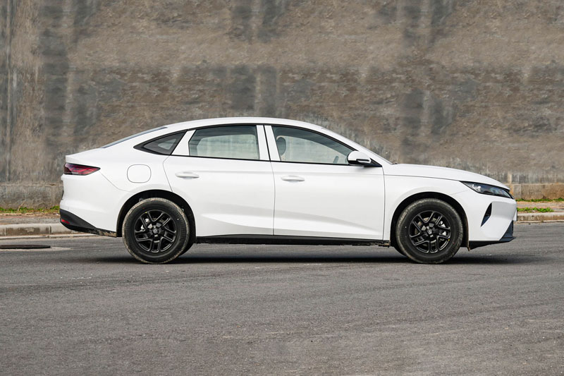 Xe sedan hạng D tiêu thụ 2,58 lít xăng/100 km, giá hơn 300 triệu đồng