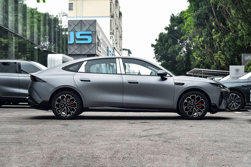Xe sedan dài gần 4,9 mét, mạnh 252 mã lực, giá hơn 460 triệu đồng