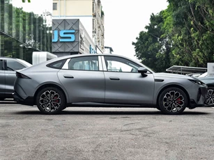 Xe sedan dài gần 4,9 mét, mạnh 252 mã lực, giá hơn 460 triệu đồng