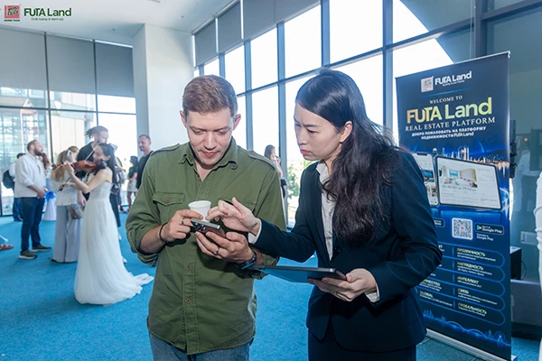 Nhân viên FUTA Land chia sẻ với khách hàng về cách sử dụng ứng dụng BĐS Online.