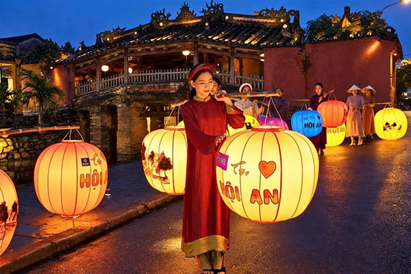 Lễ hội Đèn lồng quốc tế Hội An với chủ đề “Hội An – Sắc màu di sản” diễn ra từ ngày 3/12 - 6/12/2026. 
