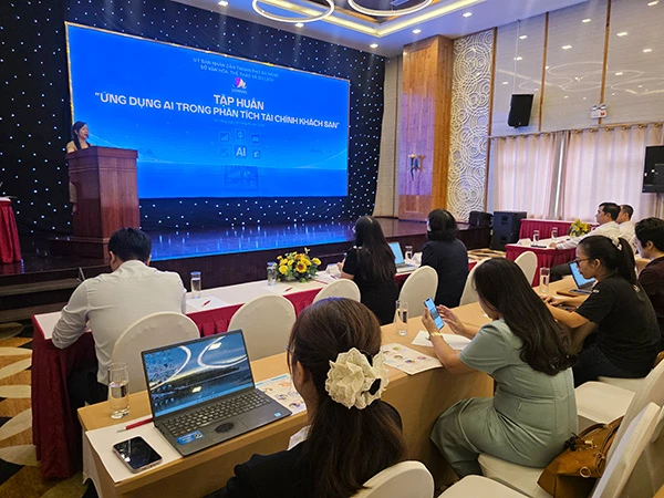 Khoá tập huấn "Ứng dụng AI trong phân tích tài chính khách sạn” do Sổ VH-TT&DL Đà Nẵng tổ chức ngày 28/10. Khoá tập huấn "Ứng dụng AI trong phân tích tài chính khách sạn” do Sổ VH-TT&DL Đà Nẵng tổ chức ngày 28/10.