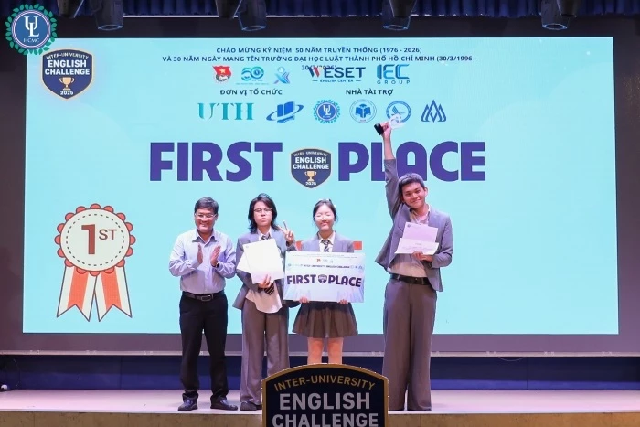 PGS.TS Trần Thăng Long trao giải nhất cuộc thi tiếng Anh liên trường Inter-University English Challenge 2025.