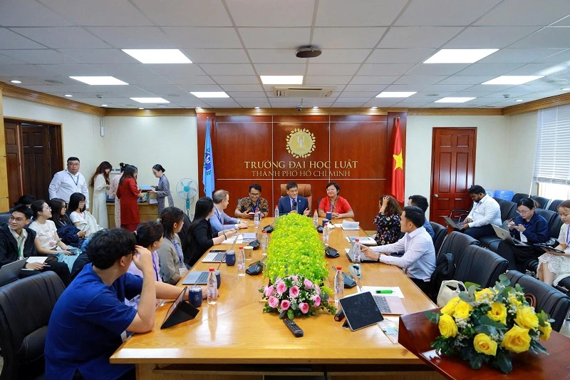 PGS.TS Trần Thăng Long cùng các đại biểu trong nước và quốc tế thảo luận tại hội thảo.