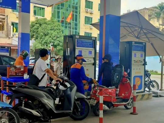 Xăng dầu đồng loạt tăng giá
