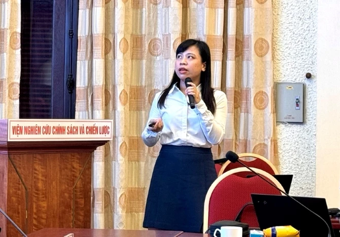 bà Đinh Khánh Lê - Phòng Nghiên cứu chính sách khoa học, công nghệ và đổi mới sáng tạo, Viện Nghiên cứu chính sách chiến lược trình bày tham luận tại tọa đàm. Ảnh: HT.