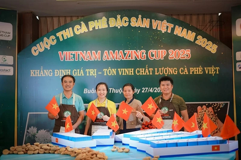 Cà phê Lâm Đồng chinh phục cuộc thi cà phê đặc sản Việt Nam. Cà phê Lâm Đồng chinh phục cuộc thi cà phê đặc sản Việt Nam.
