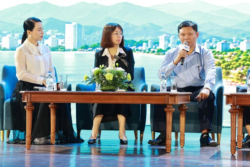Ông Lê Đăng Tuấn - Phó giám đốc Sở Xây dựng Gia Lai, trao đổi thông tin.