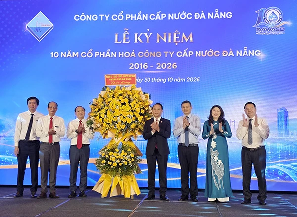 Lãnh đạo TP Đà Nẵng tặng hoa chúc mừng nhân kỷ niệm 10 năm cổ phần hóa Công ty Cấp nước Đà Nẵng (Dawaco). 