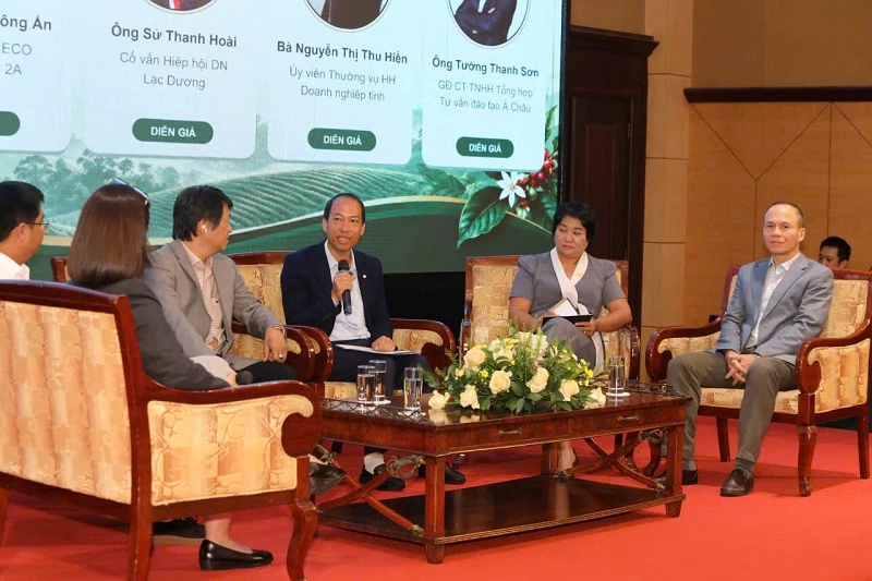 Ông Sử Thanh Hoài - nguyên Bí thư Huyện uỷ Lạc Dương, cố vấn Hội Doanh nghiệp Lạc Dương, trao đổi thông tin.