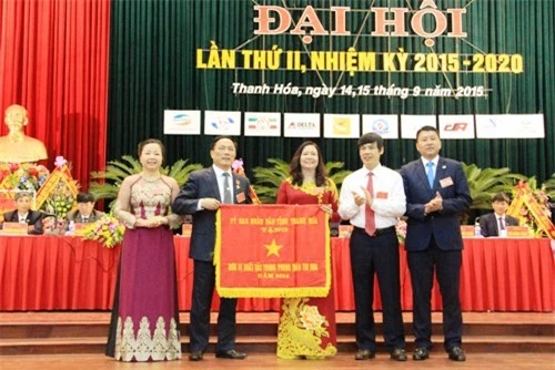 	Hiệp hội Doanh nghiệp tỉnh vinh dự đón nhận Cờ thi đua của UBND tỉnh do Chủ tịch UBND tỉnh Nguyễn Đình Xứng trao tặng.