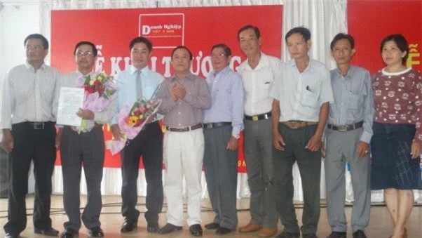 Tổng biên tập Vũ Quang Trạch trao quyết định cho Cán bộ,`phóng viên VPĐD tạp chí tại khu vực miền Đông Nam Bộ.