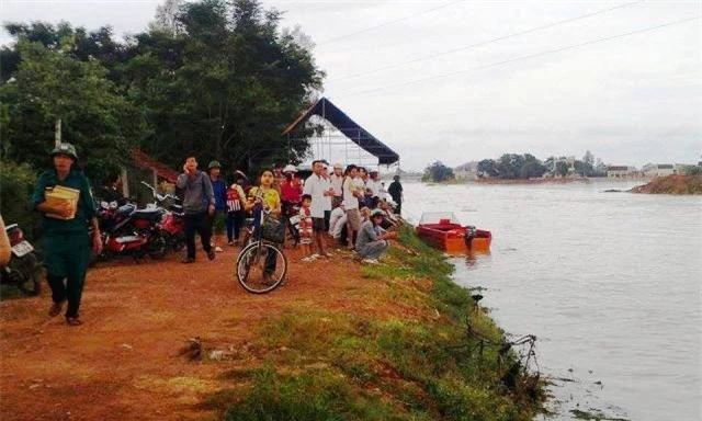 Lực lượng cứu hộ đang tích cực tìm kiếm học sinh mất tích do bị lũ cuốn trên đường đi học về tại xã Khánh Thành, huyện Yên Thành, Nghệ An