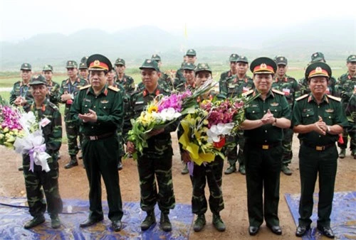 Thủ trưởng Bộ Quốc phòng tặng hoa các đồng chí trực tiếp thực hành bắn trình diễn.