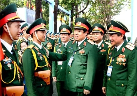 Bộ trưởng Phùng Quang Thanh kiểm tra, động viên lực lượng tham gia thực hiện nhiệm vụ A40 (tháng 4/2015). Ảnh QĐND