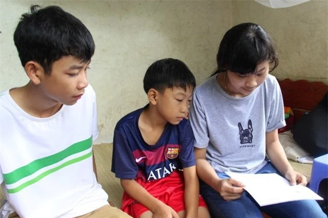 Cầm giấy báo nhập học trong tay nhưng Trang không dám quyết định đi tiếp vì nghĩ cho 2 người em của mình