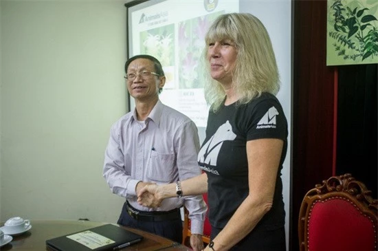 Lãnh đạo Hội Đông y Việt Nam và Tổ chức Động vật Châu Á ký kết hợp tác.