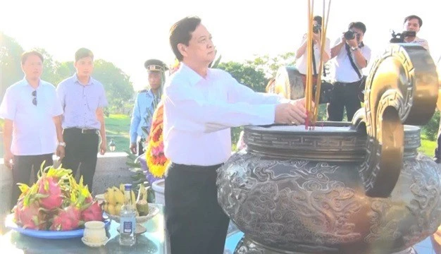 Thủ tướng Nguyễn Tấn Dũng dâng hương, dâng hoa tại di tích quốc gia đặc biệt Thành cổ Quảng Trị.
