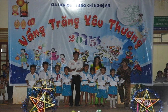 Đại diện CLB Liên quân Báo chí Nghệ An trao 500 suất quà cho các trẻ em nghèo xã Thạch Ngàn