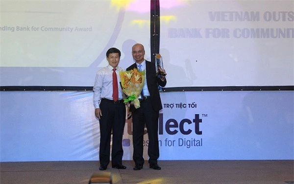 Ông Chu Nguyên Bình, Phó Tổng giám đốc Ngân hàng Bắc Á, thay mặt Ban Điều hành Ngân hàng đã nhận cúp và giấy chứng nhận giải thưởng do IDG trao tặng