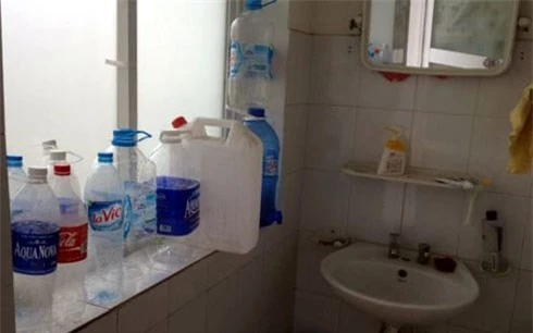 Tại các phòng điều trị, chai lọ chứa nước chất thành đống.(ảnh: Tất Định/Dân Việt)