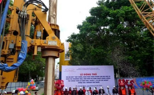 Dự án bãi đậu xe ngầm tại công viên Lê Văn Tám khởi công từ tháng 8/2010 nhưng chưa biết khi nào mới hoàn thành do vướng mắc các thủ tục. Ảnh: VnExpress