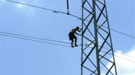 Thanh niên ngáo đá trèo lên cột điện