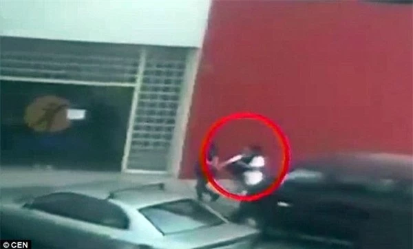 Camera cho thấy người phụ nữ ôm đứa trẻ chạy trốn khỏi bệnh viện.