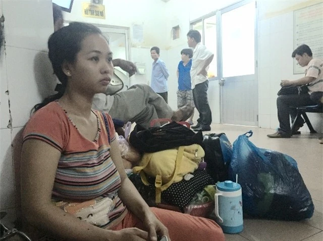 Chị Oanh ngồi thẫn thờ ở hành lang bệnh viện.