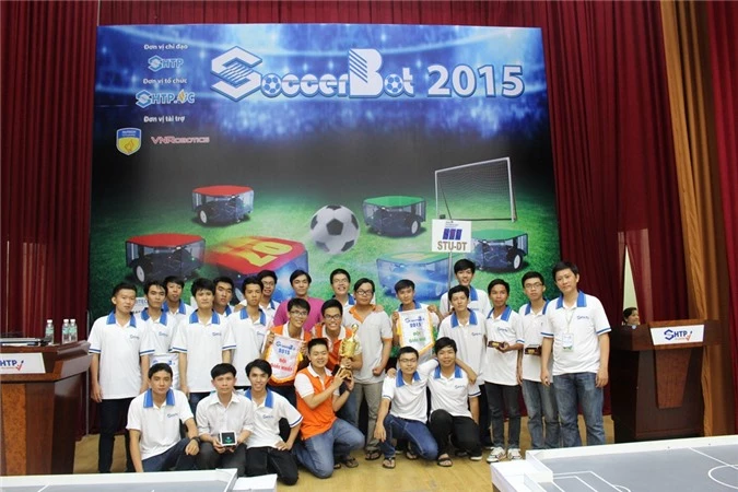 Hai đội VGU -Trường ĐH Việt Đức (giải nhất) và STU-DT- Trường ĐH Sài Gòn (giải nhì) chụp hình lưu niêm tại SOCCERBOT 2015