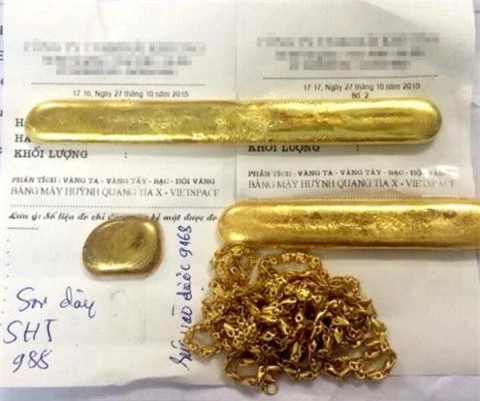Một số miếng vàng rởm đã qua mặt được các chủ cửa hàng vàng bạc.
