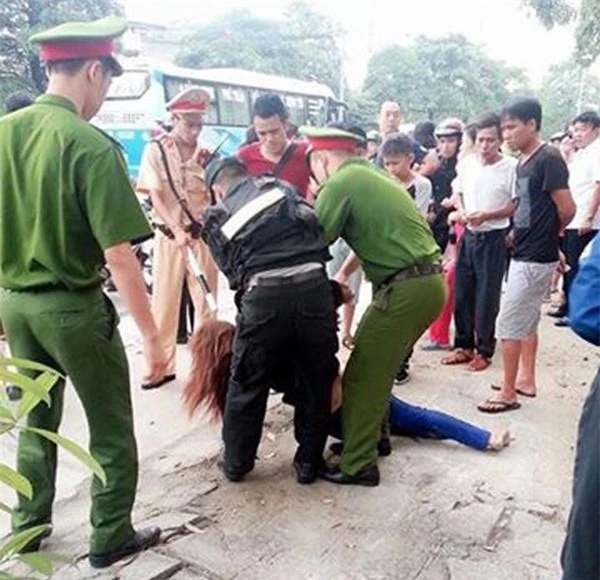 Người phụ nữ trong trạng thái không bình thường bị công an khống chế 