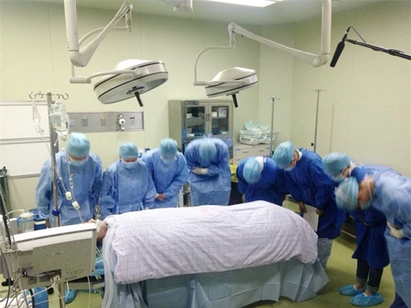 Hình ảnh các y bác sỹ tại bệnh viện Huashan cúi đầu trước thi thể chàng trai