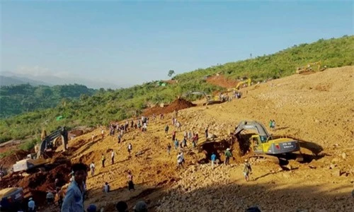 Lực lượng cứu hộ tìm kiếm công nhân bị chôn vùi trong mỏ ngọc ở bang Kachin
