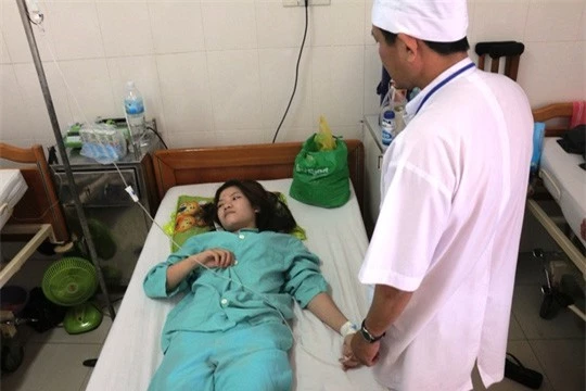 Các công nhân bị ngộ độc đang được theo dõi điều trị tại Bệnh viện Đa khoa tỉnh Khánh Hòa