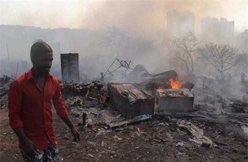 Khoảng 1000 ngôi nhà đã bị thiêu hủy hoàn toàn trong vụ cháy.