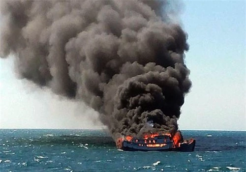Tàu BTH-99943 cháy dữ dội sau nhiều tiếng nổ lớn. Ảnh: VnExpress 
