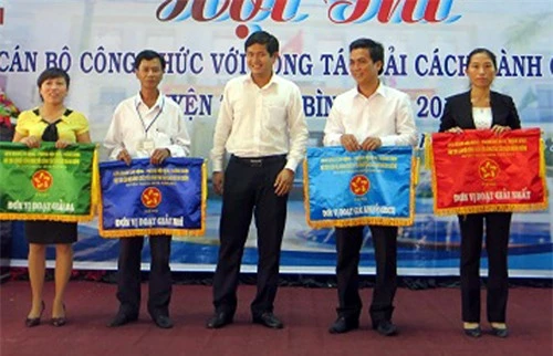 Ông Lê Phước Hoài Bão (giữa), khi còn làm Phó chủ tịch huyện Thăng Bình. Ảnh: Công đoàn Quảng Nam.