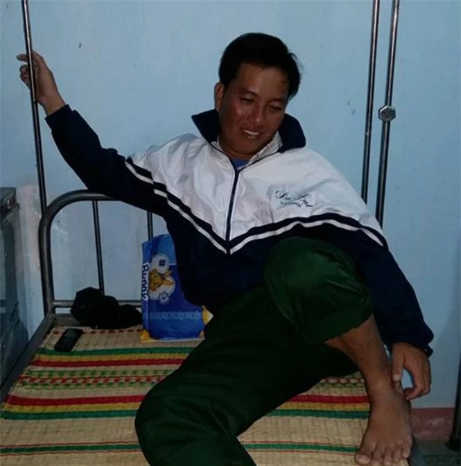 Ngư dân Lộc đang được chăm sóc tại trạm y tế xã Phổ Khánh - Ảnh: Tuổi trẻ