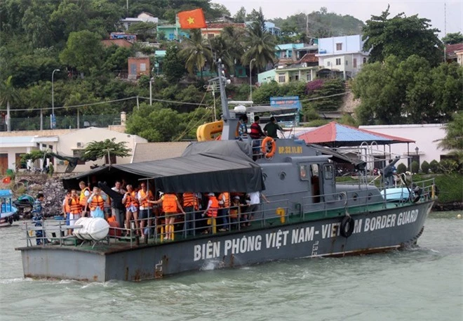 Tàu chuyên dụng của Bộ đội Biên phòng Khánh Hòa chở 29 du khách Nga cùng các thuyền viên gặp nạn từ vịnh Nha Trang vào bờ. Ảnh: Zings