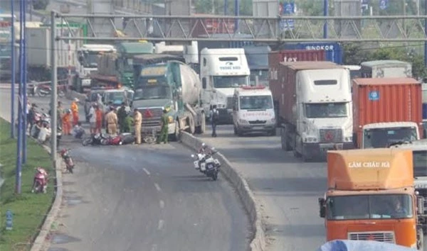 Vụ tai nạn xảy ra vào cung giờ cao điểm đã khiến giao thông ở cửa ngõ phía Đông Bắc vào trung tâm Sài Gòn kẹt cứng. Ảnh: Tri thức trẻ