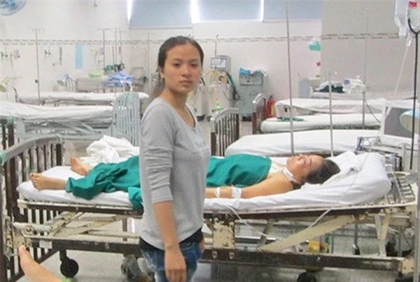 Nạn nhân đang cấp cứu và điều trị tại Bệnh viện đa khoa Ninh Thuận. Ảnh: Công an nhân dân